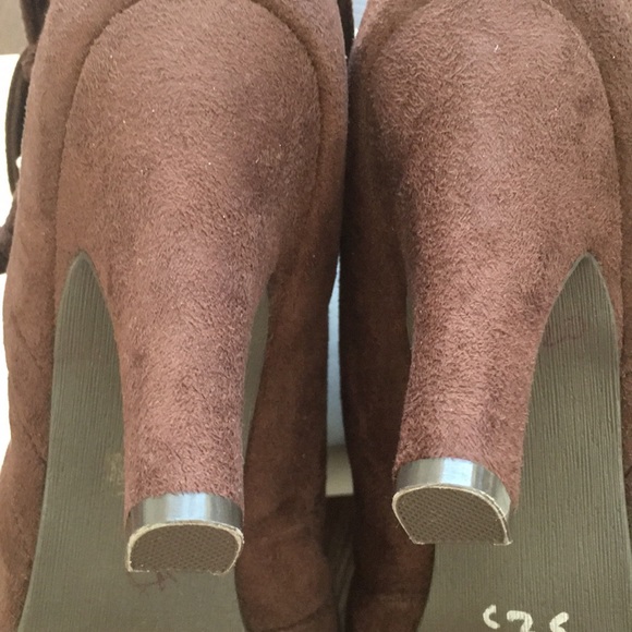 R2 Brown faux suede booties Never Worn - Picture 5 of 8